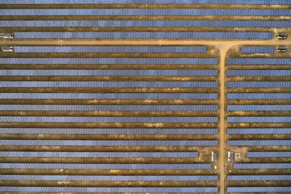 太阳能电池板公园发电厂 — 图库照片