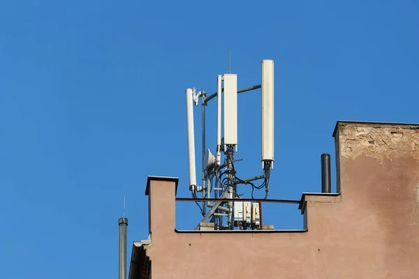 Zender mobiele netwerk antennes — Stockfoto