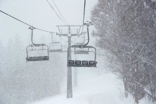 Skilift in vallende sneeuw — Stockfoto