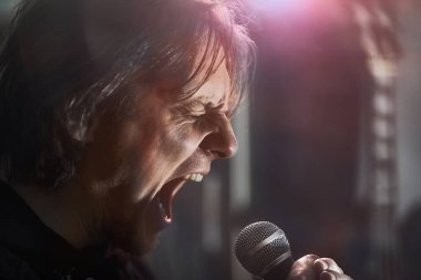 Sahnede bağıran metal şarkıcısı