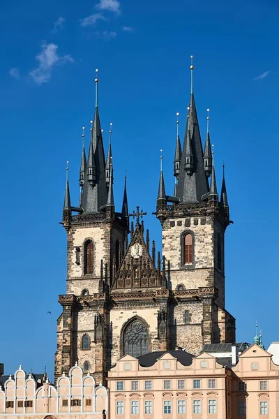 Prague vue de la place principale avec l'église Tyn — Photo