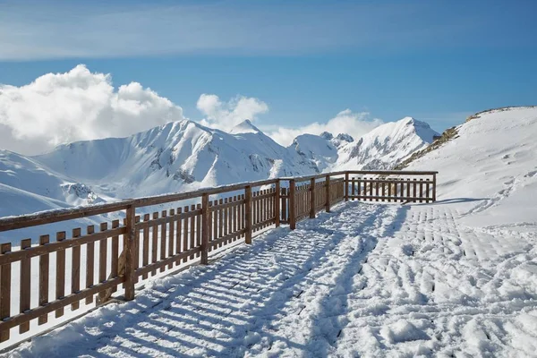 Vysokohorské lyžařské středisko terasa — Stock fotografie