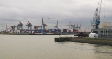 Rotterdam 'daki konteyner nakliye terminali