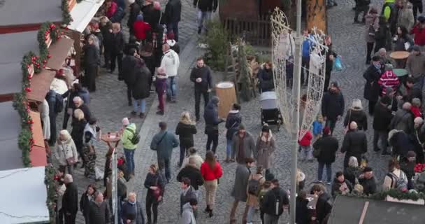 Рождественская ярмарка с людьми — стоковое видео