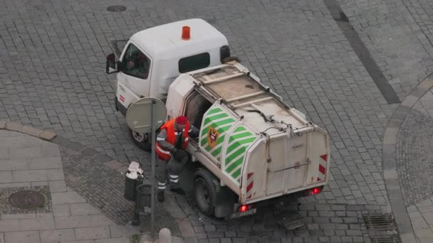 Vaciar papeleras en una calle — Vídeo de stock