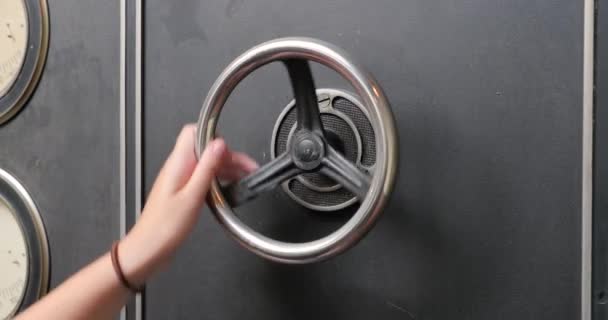 Průmyslový ventil ve staré strojovně je otvírací — Stock video
