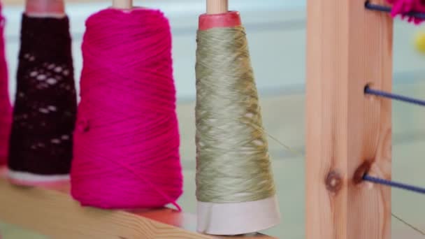 El hilado de lana para tejer desenrollado grom un estante — Vídeos de Stock