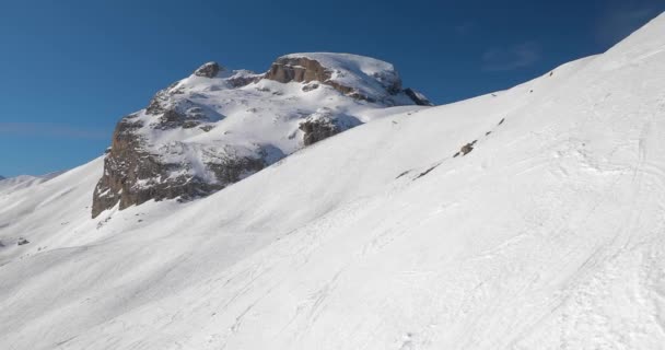 Téli táj havas magas hegyekben, ingyenes síelés — Stock videók