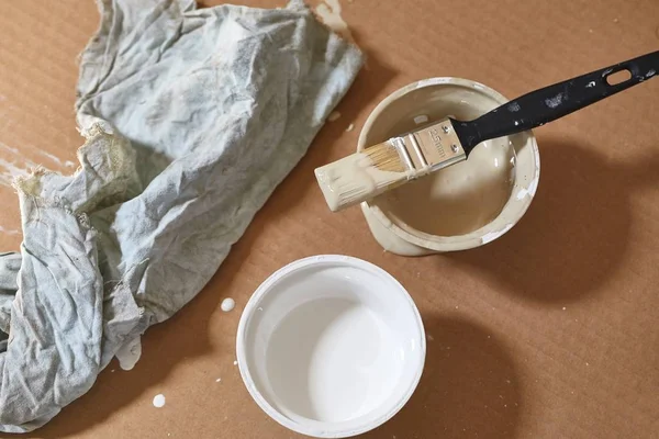 Paint brush on a can of white wall paint — Stock Photo, Image