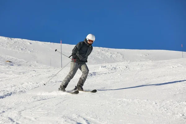 Ski en hiver pistes enneigées — Photo