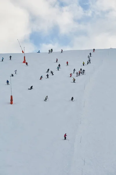 Skihellingen met skiërs — Stockfoto