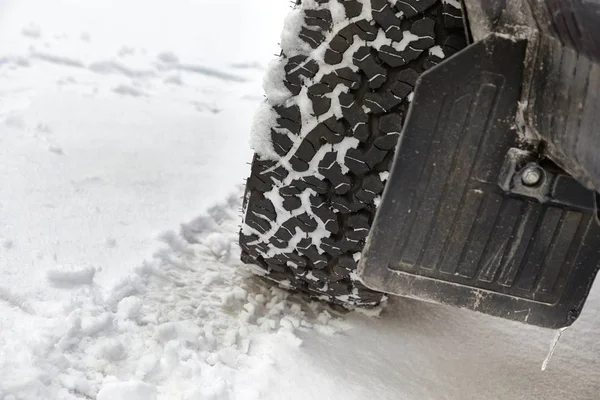 Neumático de coche en nieve — Foto de Stock