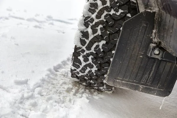 Autoreifen im Schnee — Stockfoto