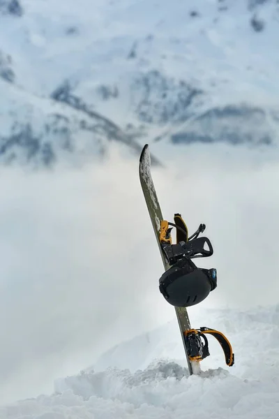 Snowboard haut dans les Alpes enneigées — Photo