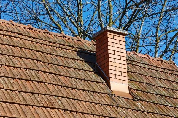 Schornsteine an einem Haus — Stockfoto