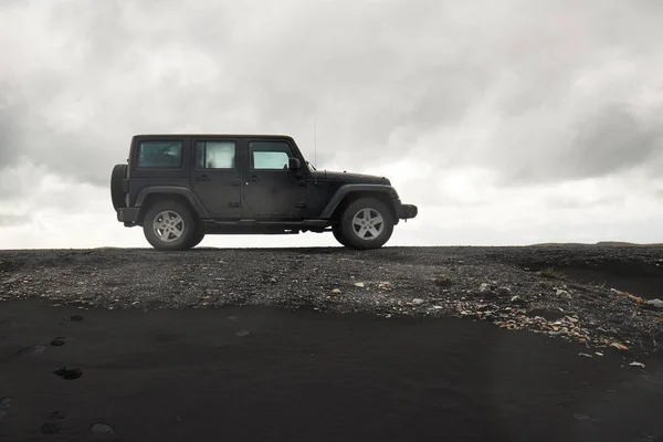 Auto v islandském terénu — Stock fotografie