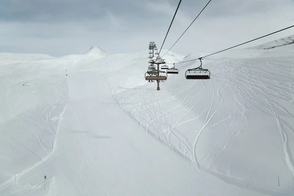 滑雪场的滑雪车 — 图库照片