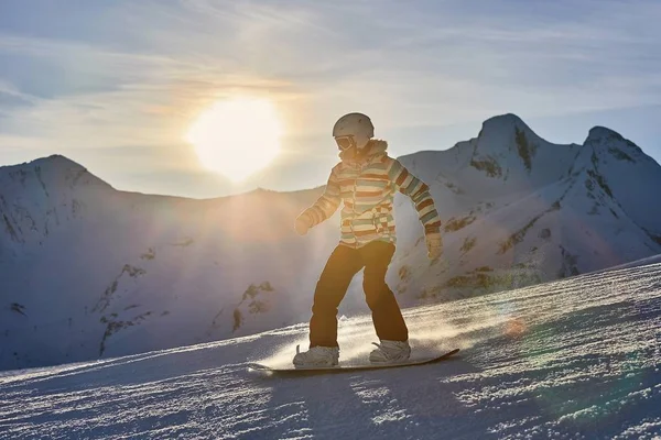 Snowboarder em chamas de sol, gotas de água na lente — Fotografia de Stock