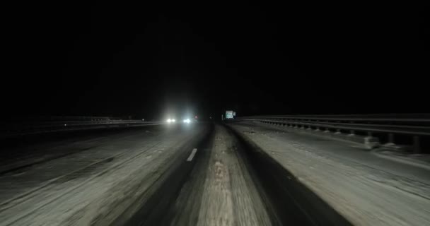 Kış karlı gece yolculuğu — Stok video