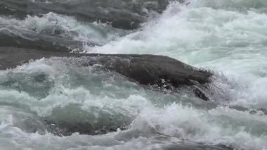 Dağ akışı yavaş hareket