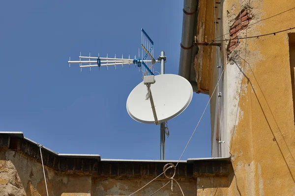 屋上パラボラ衛星放送受信機 — ストック写真