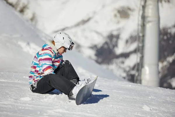 雪の中に座っているスノーボーダー — ストック写真