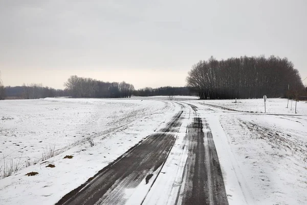 Strada rurale nella neve in inverno — Foto Stock