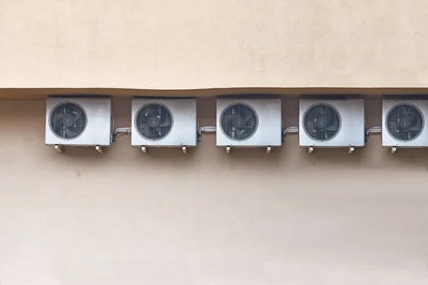 Veel airconditioners aan de buitenkant — Stockfoto