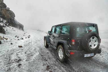 Jeep Wrangler kar ile İzlanda arazide