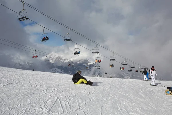Pistes de ski, avec beaucoup de monde — Photo