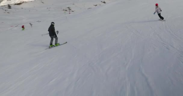 Катание на лыжах в Альпах — стоковое видео