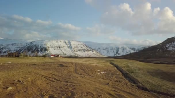 Voo de drone sobre o campo islandês — Vídeo de Stock