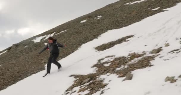 Runing sliding down a snowy mountain — Stock Video