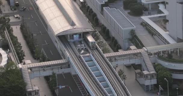 Поїзд, що рухається в Токі зі станції. — стокове відео