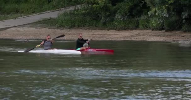 Bir nehir Eskimo kayığı eğitim — Stok video