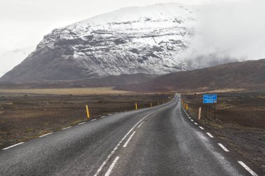 İzlanda 'nın büyülü manzaralarında geziniyorum.