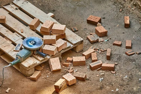 Brick House Construction, Cutting bricks — Stock Photo, Image