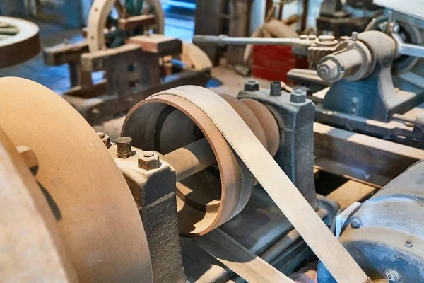 Arrugginimento del motore elettrico in una vecchia fabbrica — Foto Stock