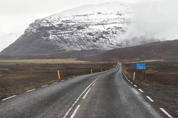 Conducir a través de los paisajes mágicos de Islandia —  Fotos de Stock