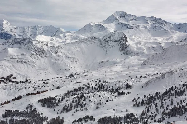 Kayak pistleri, ağaçlı görkemli Alp manzarası. — Stok fotoğraf