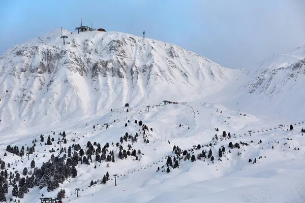 Skidbackar, majestätiskt alpint landskap med snö och bergskedja — Stockfoto