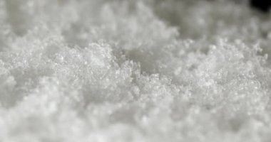 Düşen kar taneleri toplanıyor