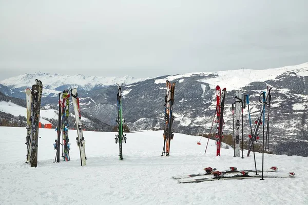 Skis au sommet des pistes — Photo