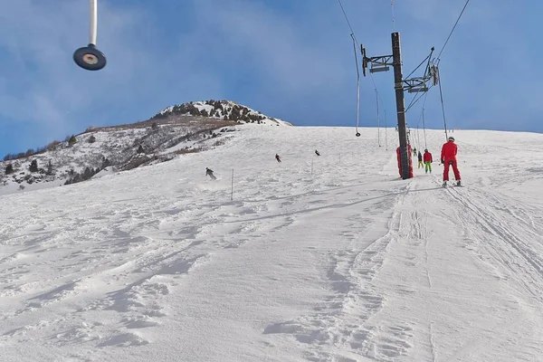 Pistes de ski temps ensoleillé — Photo