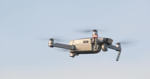 Dron létající venku — Stock video