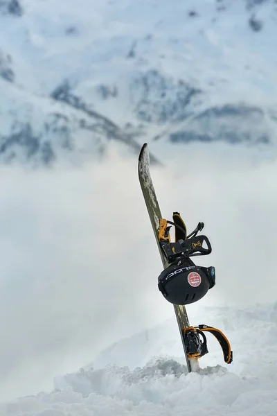 Сноуборд на вершине горы — стоковое фото