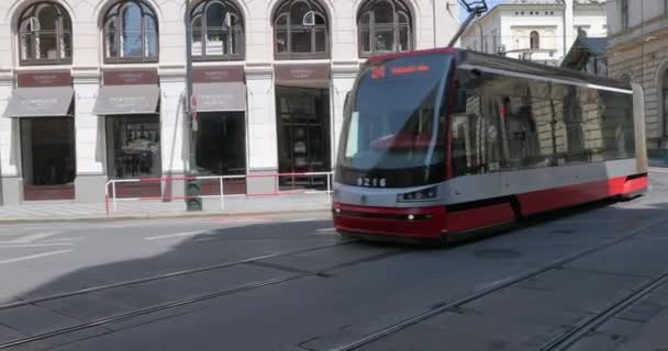 Tram op straat — Stockvideo