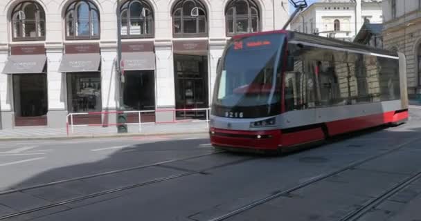 Straßenbahn auf der Straße — Stockvideo