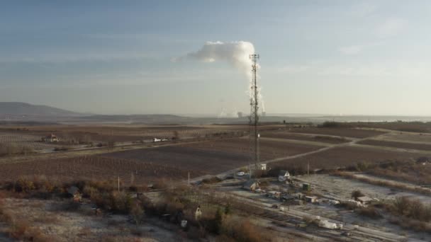시골에 있는 트랜스미터 타워 가을, 드론 영상 — 비디오