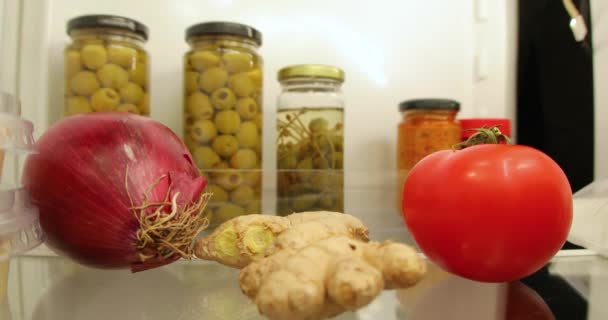 Відкриття холодильника для їжі, захоплення помідорів — стокове відео